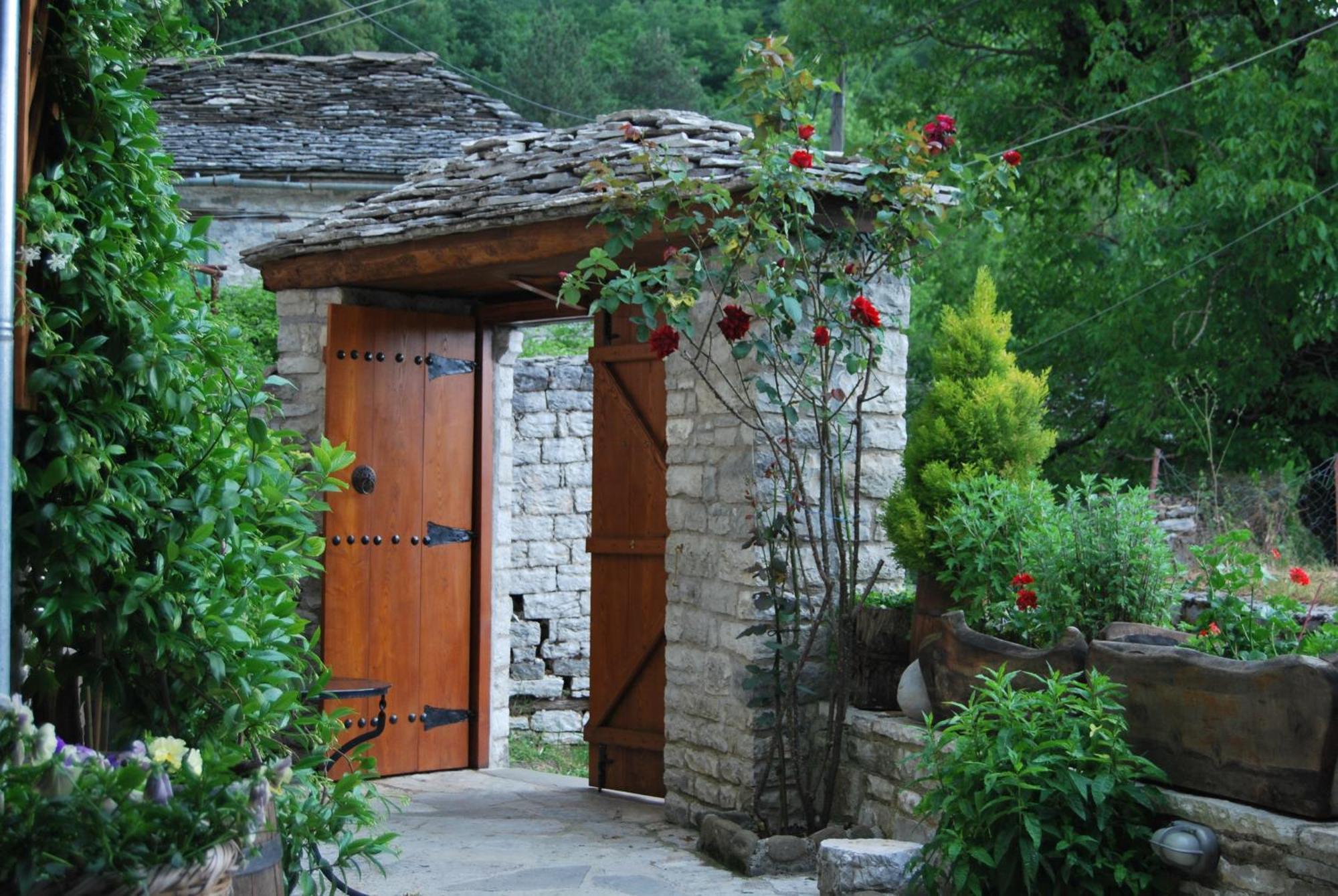 Tritoxo Guesthouse Koukkouli Bagian luar foto